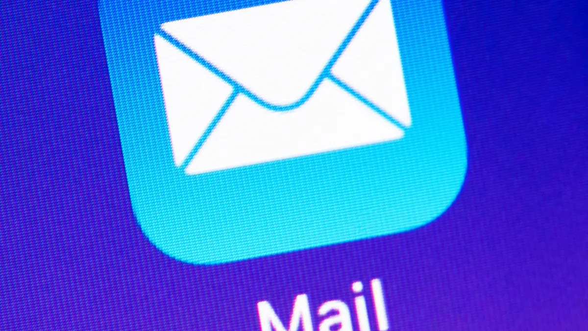 Mail-App ist auf einem Display zu sehen: ARCHIV - Mails gehackt? Dann sollten Betroffene schnell aktiv werden - um weiteren Schaden zu mindern. (zu dpa: «Gehacktes Mail-Konto? Diese Tipps können die Rettung sein») Foto: Catherine Waibel/dpa-tmn - Honorarfrei nur für Bezieher des dpa-Themendienstes +++ dpa-Themendienst +++
