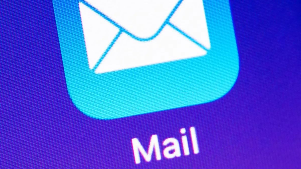 Mail-App ist auf einem Display zu sehen: ARCHIV - Mails gehackt? Dann sollten Betroffene schnell aktiv werden - um weiteren Schaden zu mindern. (zu dpa: «Gehacktes Mail-Konto? Diese Tipps können die Rettung sein») Foto: Catherine Waibel/dpa-tmn - Honorarfrei nur für Bezieher des dpa-Themendienstes +++ dpa-Themendienst +++