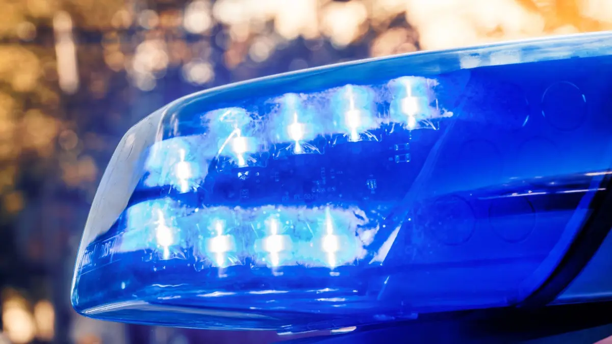 Blaulicht, Berliner Polizei im Einsatz, Berlin, Oktober 2025 Deutschland, Berlin, Oktober 2025, Blaulicht, Berliner Polizei im Einsatz, Symbolfoto Notfall, 110, Einsatz, Einsatzfahrzeug *** Blue light, Berlin police on duty, Berlin, October 2025 Germany, Berlin, October 2025, blue light, Berlin police on duty, symbol photo emergency, 110, operation, emergency vehicle