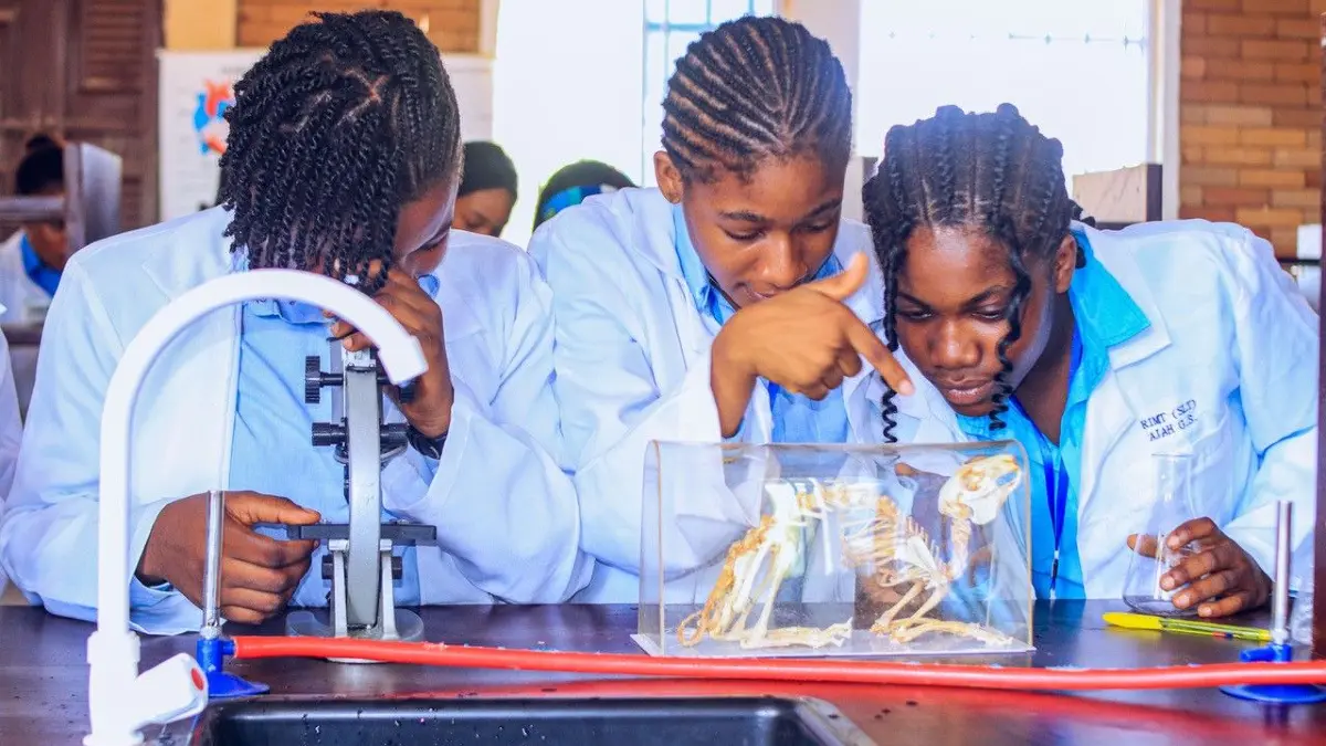 Lernen an der Hochschule des Vereins 'Raindrops for Nigeria