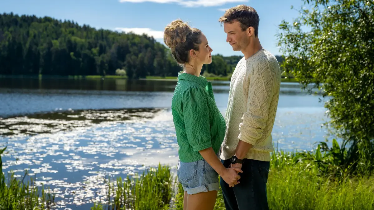 Am 7. Dezember 2025 läuft der „Herzkino“-Film „Inga Lindström: Fliehende Pferde in Sörmland“ im ZDF.