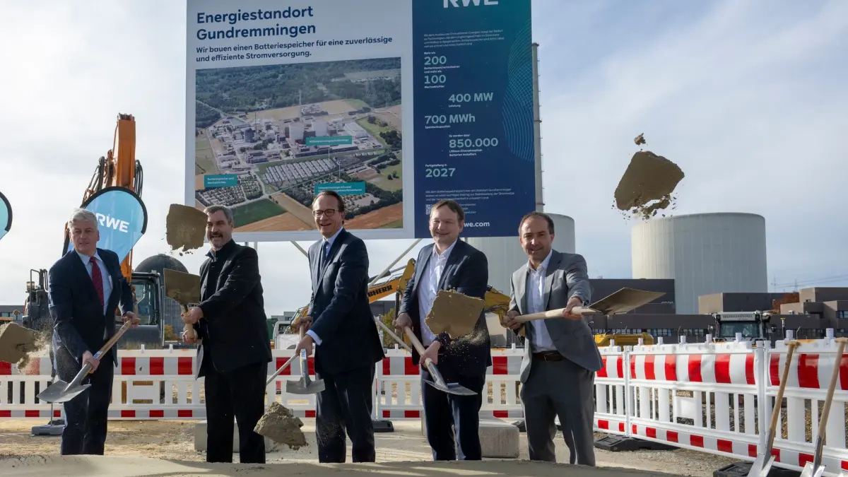 Spatenstich auf AKW-Gelände: 29.10.2025, Bayern, Gundremmingen: Auf dem Gelände des stillgelegten Kernkraftwerks setzen (l-r) Nikolaus Valerius, Vorstandsvorsitzender RWE Generation, Bayerns Ministerpräsidenten Markus Söder (CSU), Markus Krebber (Vorstandsvorsitzender RWE AG), Hans Reichhart (CSU, Landrat Günzburg) und Tobias Bühler (CSU, Bürgermeister Gundremmingen) einen Spatenstich für einen Batteriespeicher. Auf dem Gelände des stillgelegten Kernkraftwerks soll nach Angaben des Unternehmens RWE der aktuell größte Batteriespeicher Deutschlands errichtet werden. Solche Speicher werden gebraucht, um den durch regenerative Energien wie Photovoltaik und Windkraft gewonnenen überschüssigen Strom für spätere Zeiten zu speichern, wenn die Nachfrage nach Energie vorhanden ist. Foto: Stefan Puchner/dpa +++ dpa-Bildfunk +++