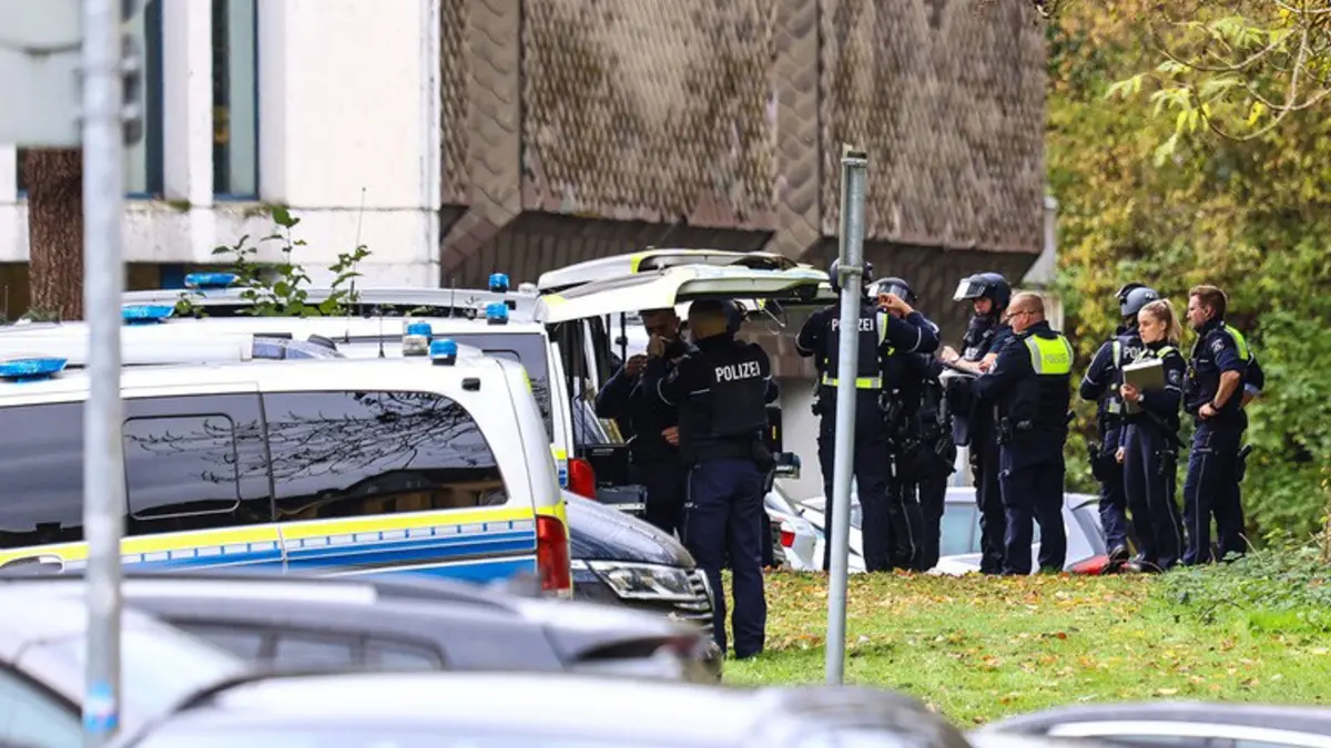 Amok-Alarm an Hagener Förderschule: 29.10.2025, Nordrhein-Westfalen, Hagen: RECROP - Polizei ist unweit einer Förderschule im Einsatz, in der ein Amok-Alarm ausgelöst wurde. Foto: Alex Talash/dpa +++ dpa-Bildfunk +++