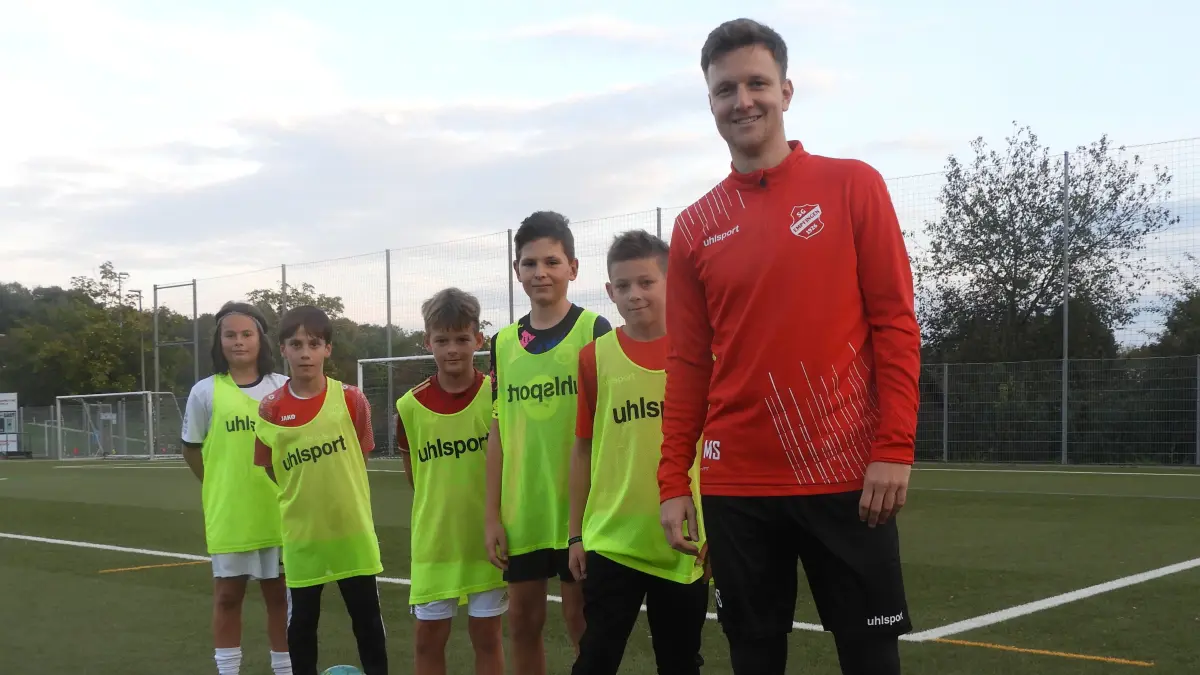 Gemeinsam weiter wachsen: Co-Trainer und Spieler der Landesliga-Mannschaft Matthias Stüber mit einem Teil seiner Gruppe.