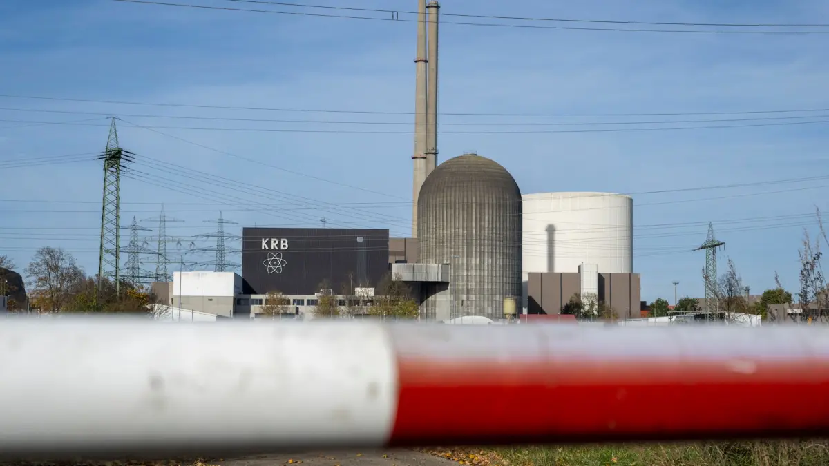 Spatenstich auf AKW-Gelände: 29.10.2025, Bayern, Gundremmingen: Stromleitungen führen zum stillgelegten Atomkraftwerk Gundremmingen. Auf dem Gelände des stillgelegten Kernkraftwerks soll nach Angaben des Unternehmens RWE der aktuell größte Batteriespeicher Deutschlands errichtet werden. Solche Speicher werden gebraucht, um den durch regenerative Energien wie Photovoltaik und Windkraft gewonnenen überschüssigen Strom für spätere Zeiten zu speichern, wenn die Nachfrage nach Energie vorhanden ist. Foto: Stefan Puchner/dpa +++ dpa-Bildfunk +++
