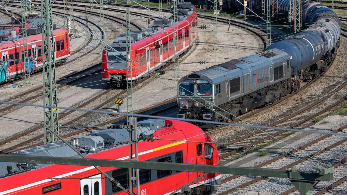 Hauptbahnhof Ulm: ARCHIV - 06.09.2021, Baden-Württemberg, Ulm: Am Hauptbahnhof Ulm fährt ein Güterzug an abgestellten Zügen der Deutschen Bahn vorbei. (zu dpa: «Bahn: Doch keine wochenlange Vollsperrung des Ulmer Bahnhofs») Foto: Stefan Puchner/dpa +++ dpa-Bildfunk +++