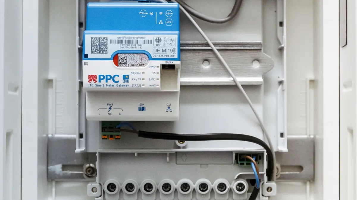 Smart Meter hängt in einem Schaltkasten: ARCHIV - 30.01.2020, Schleswig-Holstein, Henstedt-Ulzburg: Smart Meter ermitteln den Stromverbrauch und können die erhobenen Daten direkt etwa an den Stromversorger oder den Netzbetreiber versenden. (zu dpa: «Verband sieht Fortschritte bei Einbau digitaler Stromzähler») Foto: Markus Scholz/dpa/dpa-tmn +++ dpa-Bildfunk +++