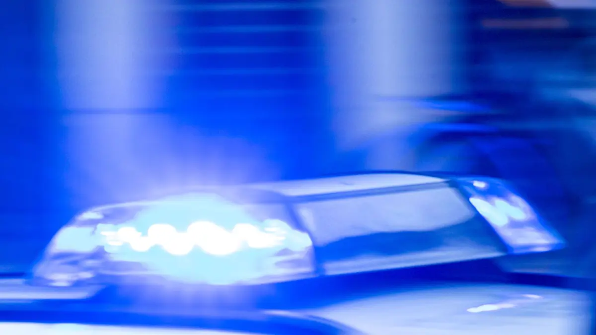 ARCHIV - 10.02.2024, Mecklenburg-Vorpommern, Rostock: Ein Streifenwagen der Polizei ist mit Blaulicht im Einsatz. Einsatzkräfte reinigen die mit Diesel verunreinigte Fahrbahn auf der A2 bei Magdeburg. In Richtung Hannover bleibt die Autobahn vorerst gesperrt. (zu dpa: «Schwerlasttransporter kracht gegen Baum») Foto: Jens Büttner/dpa +++ dpa-Bildfunk +++