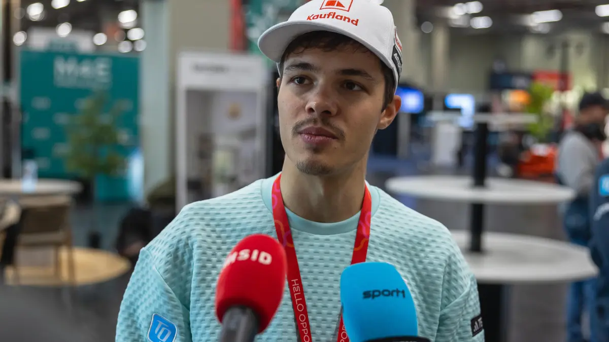 Einkleidung der Nordischen Disziplinen des Deutschen Skiverbands fuer die Olympischen Winterspiele 2026, Nuernberg, 29.10..2025: Philipp Hille Raimund, deutscher Skispringer vom SC Oberstdorf, im Interview waehrend der offiziellen DSV-Wintereinkleidung 2025 fuer die Olympischen Winterspiele 2026 in Mailand-Cortina. Umringt von Mikrofonen verschiedener Medien spricht Raimund ueber die kommende Saison und seine Ziele. Das Event findet in einer Messehalle in Nuernberg statt und bringt Sportler:innen, Medien, Sponsoren und Ausruester zusammen.
Einkleidung der Nordischen Disziplinen des Deutschen Skiverbands fuer die Olympischen Winterspiele 2026, Nuernberg, 29.10..2025
Foto:Eibner-Pressefoto/Ardan Fuessmann