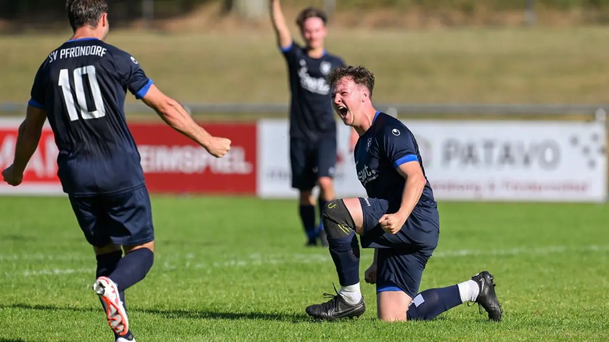Vorsicht: Dieses Foto ist möglicherweise nur für den einstigen Verlag Schwäbisches Tagblatt verwendbar. Bezirksliga Alb, 7. Spieltag, SV Walddorf - SV Pfrondorf, 01.10.2023 - Torjubel: Pierre Funk (links) freut sich mit Torschütze Marvin Heim (rechts, beide Pfrondorf) - im Hintergrund jubelt Marco Schwarz (Pfrondorf)
Foto: Axel Grundler