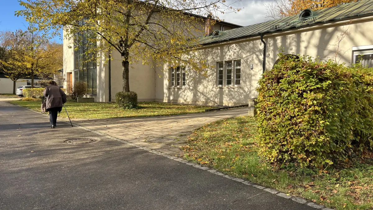 Der städtische Bestattungsbetrieb in Neu-Ulm wird eingestellt. Das marode Friedhofsgebäude am Zypressenweg bleibt aber erhalten und wird saniert.