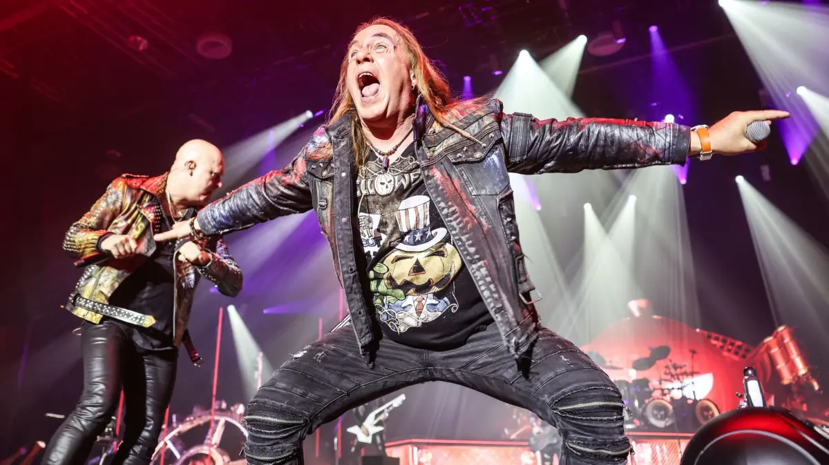 Konzert der Band Helloween: 30.10.2025, Nordrhein-Westfalen, Bochum: Die Sänger der Band Helloween, Michael Kiske (l) und Andi Deris (r), stehen auf der Bühne. Die Power-Metal Band Helloween tritt im Rahmen ihrer 40 Years Anniversary Tour im RuhrCongress Bochum auf. Foto: Oliver Berg/dpa +++ dpa-Bildfunk +++