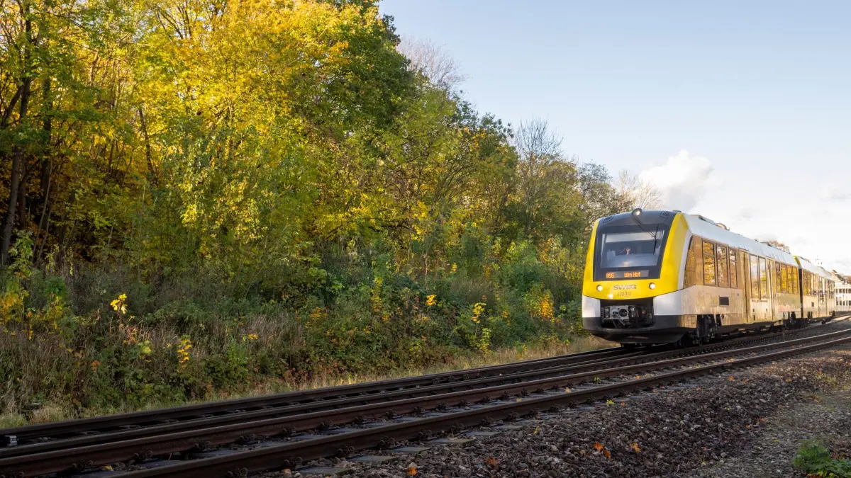 Brenzbahn: PRODUKTION - 30.10.2025, Baden-Württemberg, Giengen an der Brenz: Ein Dieseltriebwagen der SWEG fährt aus dem Bahnhof. Die Brenzbahn von Ulm nach Aalen ist bislang nicht elektrifiziert und nur eingleisig. Foto: Stefan Puchner/dpa +++ dpa-Bildfunk +++