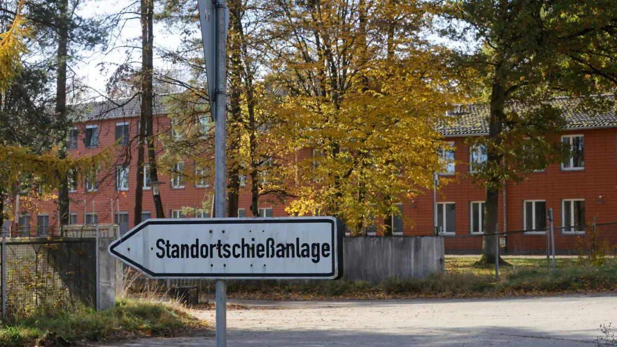 Ehemalige Kaserne der Bundeswehr in Sigmaringen: 29.10.2025, Baden-Württemberg, Sigmaringen: Ein Wegweiser mit dem Schriftzug "Standortschießanlage" steht auf dem Gelände der ehemaligen "Graf–Stauffenberg–Kaserne". Die Schießanlage ist noch in Betrieb. (zu dpa: «Comeback der Armee - Was bedeutet das für die Städte?») Foto: Thomas Warnack/dpa +++ dpa-Bildfunk +++