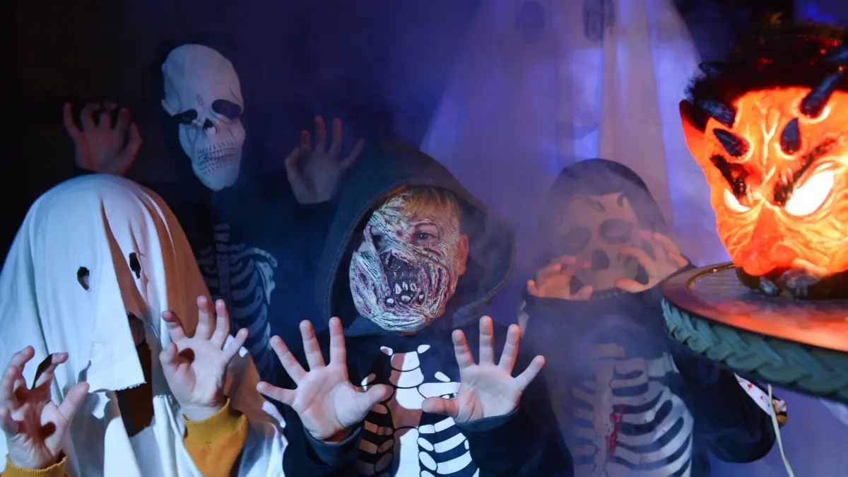 ARCHIV - 31.10.2014, Hessen, Frankfurt/Main: Gruselig verkleidet feiern Kinder Halloween.
Wer darauf keine Lust hat, darf auch sagen: Ich bleibe zu Hause. (zu dpa: «Wenn der Grusel zu gruselig ist») Foto: Arne Dedert/dpa - Honorarfrei nur für Bezieher des Dienstes dpa-Nachrichten für Kinder +++ dpa-Nachrichten für Kinder +++