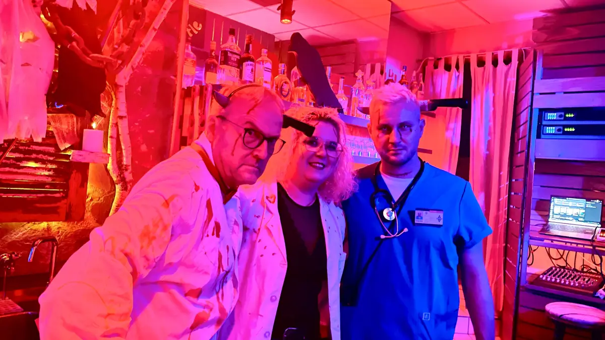 Graf Dirkula alias Dirk Böttger (links) im Horäffle mit Paddy und Caro.