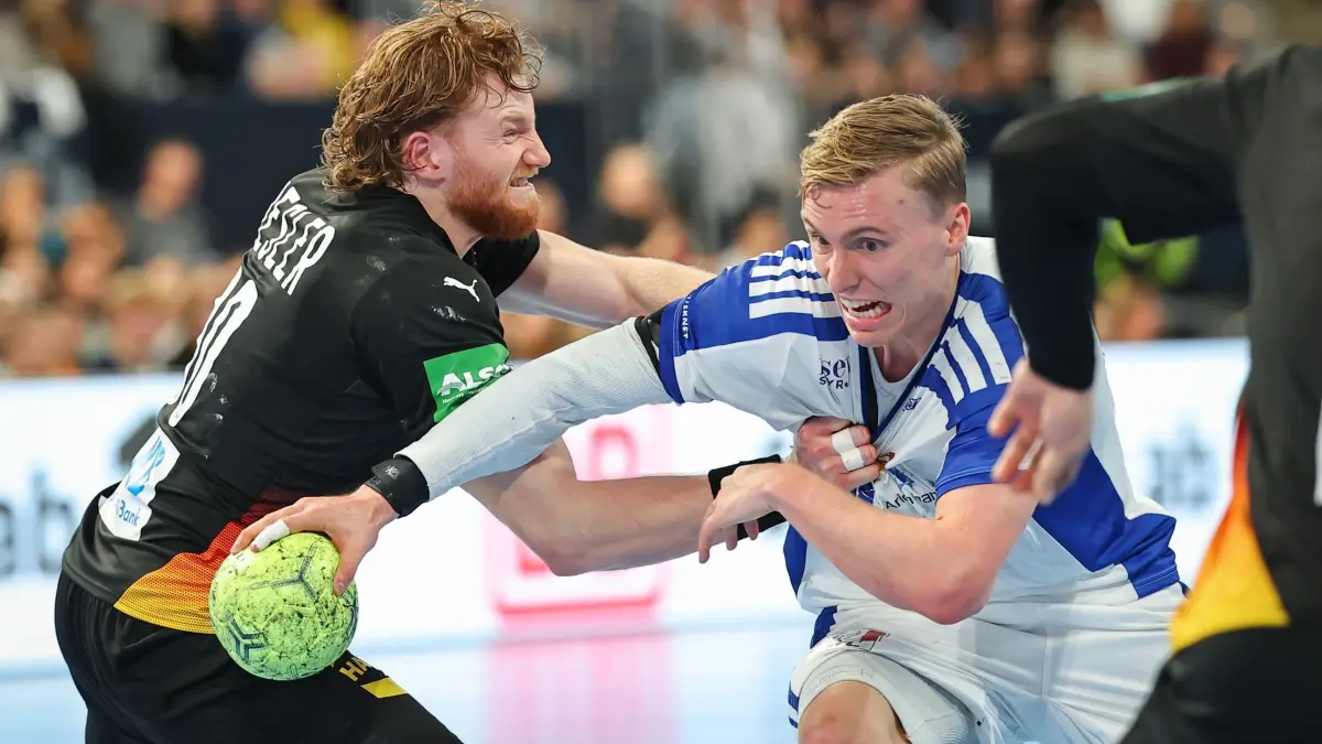 Deutschland - Island: 30. Oktober 2025, Bayern, Nürnberg: Handball: Länderspiel, Deutschland - Island in der PSD Bank Nürnberg ARENA. Tom Kiesler (l, Deutschland) versucht Gisli Kristjánsson (Island) zu blockieren. (zur dpa: „DHB-Team begrüßt „Monster“ Kiesler: EM-Grundstein ist gelegt“) Foto: Daniel Karmann/dpa +++ dpa-Bildfunk +++