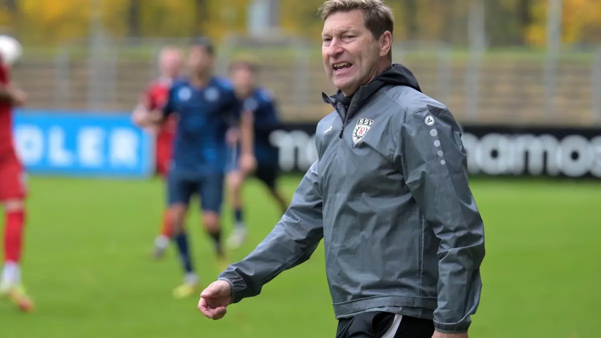 Fussball OL | SSV Reutlingen vs. Karlsruher SC II: Fussball OL | SSV Reutlingen (rot) vs. Karlsruher SC II (blau) // 2025-11-01 // Foto: Joachim Baur // Trainer Alexander Strehmel (SSV Reutlingen)