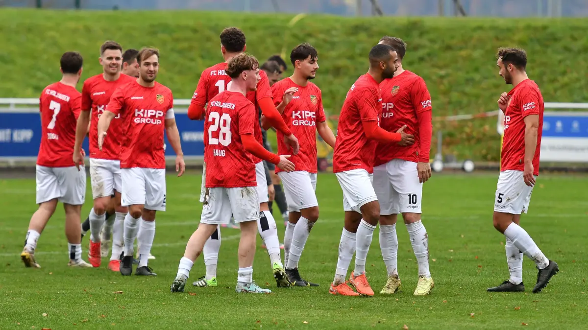FC Holzhausen - FC Rottenburg, Fussball, Verbandsliga Wuerttemberg, 14. Spieltag, Saison 2025/2026, 01.11.2025: Jubel bei Holzhausen uber das 1:0 von Lysander Skoda (FC Holzhausen, #19)
FC Holzhausen - FC Rottenburg, Fussball, Verbandsliga Wuerttemberg, 14. Spieltag, Saison 2025/2026, 01.11.2025,
Foto: Eibner-Pressefoto/Ralph Kunze