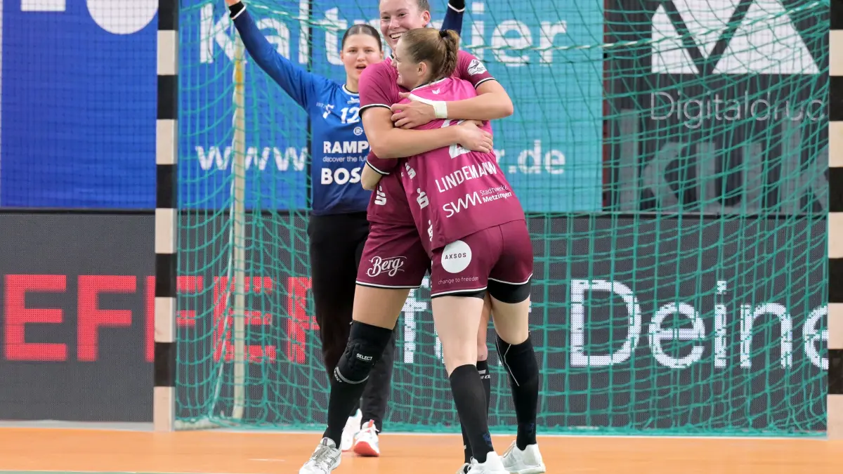 TusSies Metzingen vs. Buxtehuder SV, Handball, Alsco HBF, 7.Ligaspieltag, Saison 2025/2026, 01.11.2025: Carolin Huebner (TusSies Metzingen, #56) und Selina Lindemann (TusSies Metzingen, #02) bejubeln das Tor
TusSies Metzingen vs. Buxtehuder SV, Handball, Alsco HBF, 7.Ligaspieltag, Saison 2025/2026, 01.11.2025
Foto: Eibner-Pressefoto/Tobias Baur