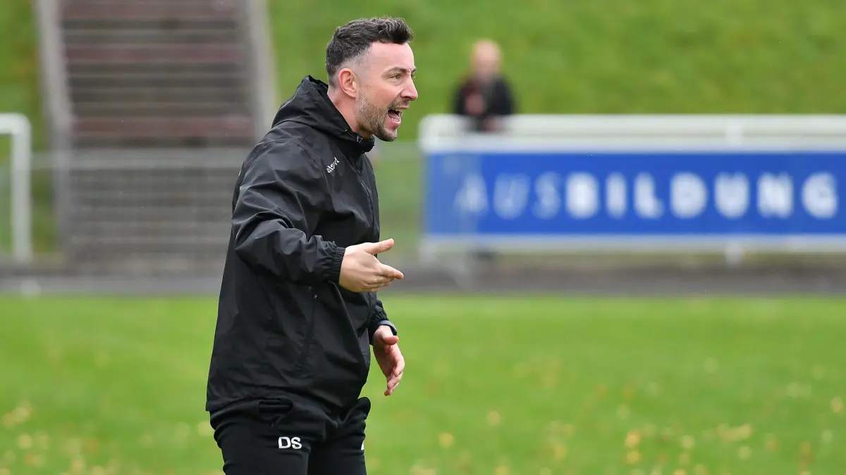FC Holzhausen - FC Rottenburg, Fussball, Verbandsliga Wuerttemberg, 14. Spieltag, Saison 2025/2026, 01.11.2025: Daniel Seemann (FC Holzhausen, Trainer) treibt sein Team nach vorn
FC Holzhausen - FC Rottenburg, Fussball, Verbandsliga Wuerttemberg, 14. Spieltag, Saison 2025/2026, 01.11.2025,
Foto: Eibner-Pressefoto/Ralph Kunze