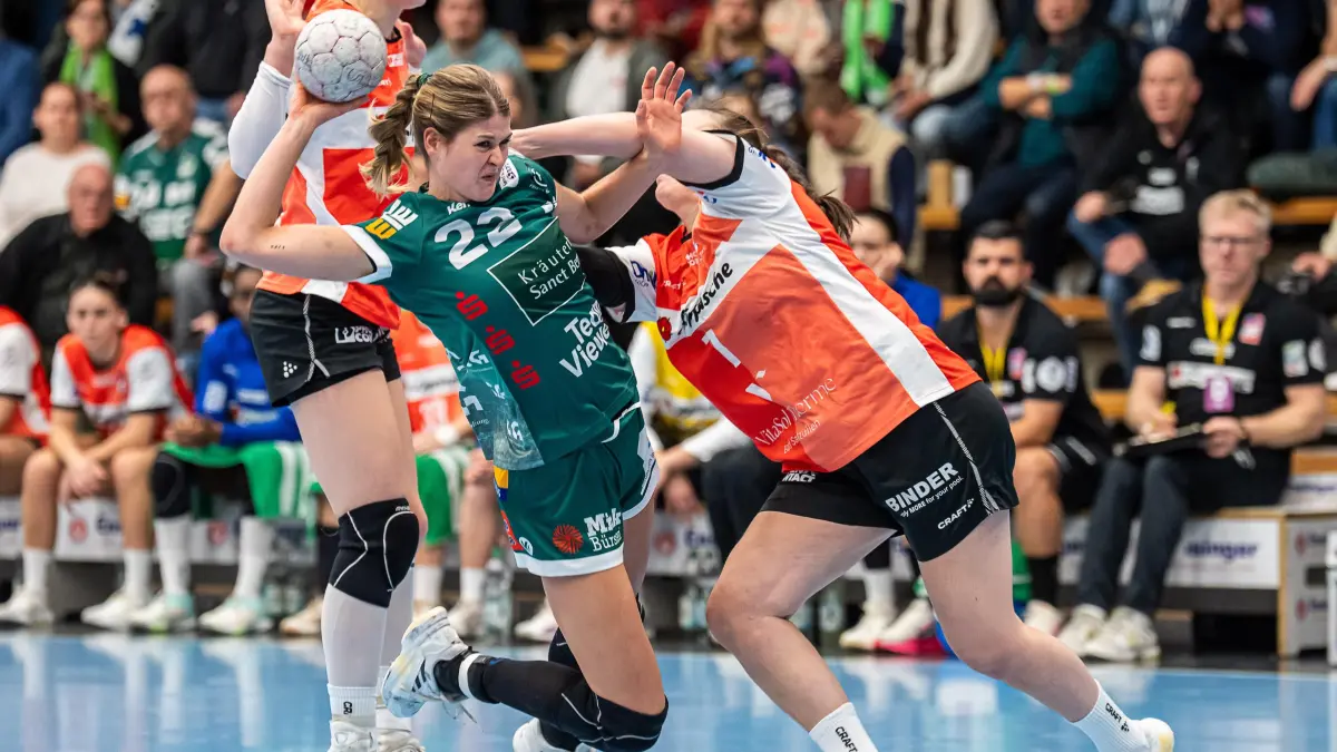 Frisch Auf Goeppingen vs. HSG Blomberg-Lippe, Handball, 1. Bundesliga, Spielzeit 2025/2026, 01.11.2025: Sina Ehmann (Frisch Auf Frauen, #22) im Zweikmapf mit Diana Doegg Magnusdottir (HSG Blomberg-Lippe, #07), Frisch Auf Goeppingen vs. HSG Blomberg-Lippe, Handball, 1. Bundesliga, Spielzeit 2025/2026, 01.11.2025
Foto: Eibner-Pressefoto/Michael Schmidt