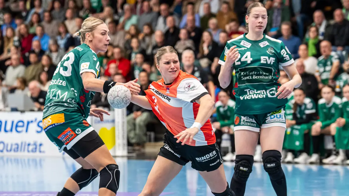 Frisch Auf Goeppingen vs. HSG Blomberg-Lippe, Handball, 1. Bundesliga, Spielzeit 2025/2026, 01.11.2025: Laura Rueffieux (HSG Blomberg-Lippe, #03) im Duell am Kreis gegen Luisa Scherer (Frisch Auf Frauen, #24) und Luisa Schulze (Frisch Auf Frauen, #33), Frisch Auf Goeppingen vs. HSG Blomberg-Lippe, Handball, 1. Bundesliga, Spielzeit 2025/2026, 01.11.2025
Foto: Eibner-Pressefoto/Michael Schmidt