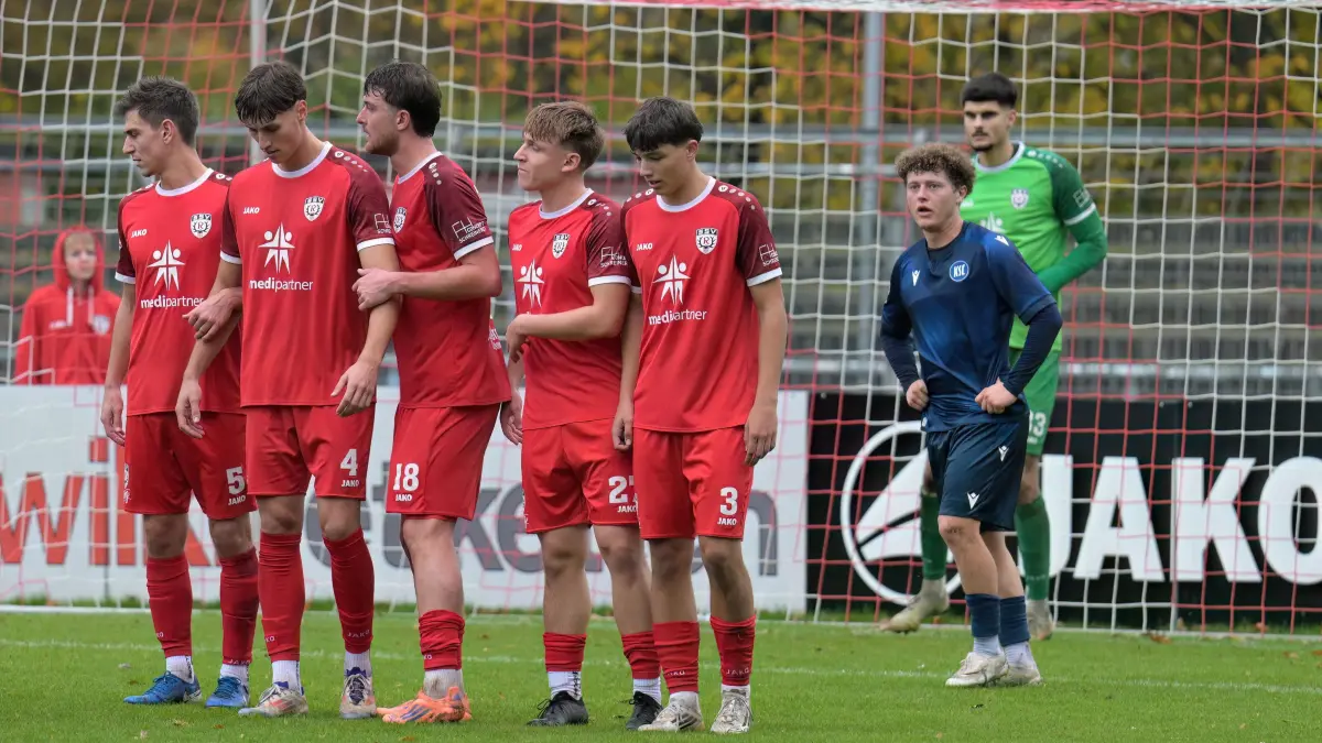 Fussball OL | SSV Reutlingen vs. Karlsruher SC II: Fussball OL | SSV Reutlingen (rot) vs. Karlsruher SC II (blau) // 2025-11-01 // Foto: Joachim Baur // SSV Mauer vor TW #33 Dominik Hozlinger (SSV Reutlingen) - #5 Yannick Toth (SSV Reutlingen) / #4 Sladan Puseljic (SSV Reutlingen) / #18 Ben Schaal (SSV Reutlingen) / #27 Tom Ruzicka (SSV Reutlingen) / #3 Jonathan Hageloch (SSV Reutlingen)