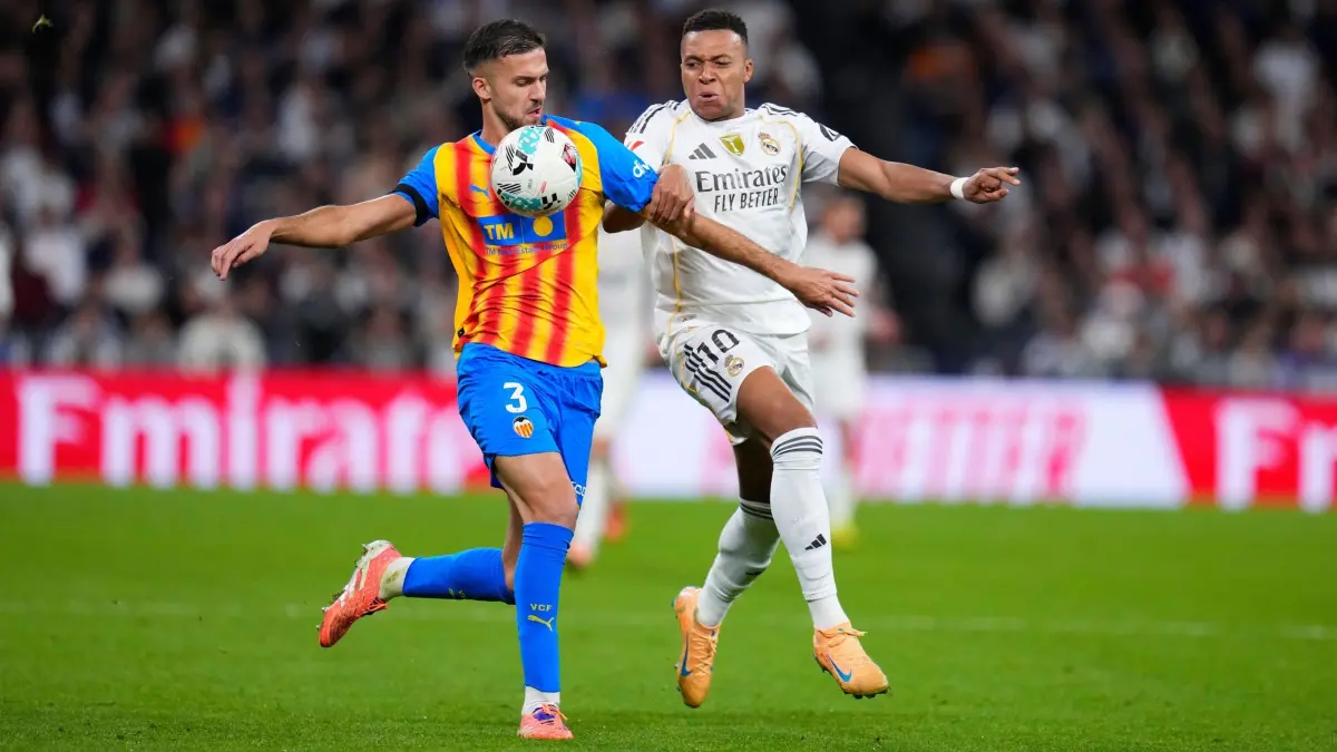 Real Madrid - FC Valencia: 01.11.2025, Spanien, Madrid: Fußball: Primera División, Spanien, Real Madrid - FC Valencia, Real Madrids Kylian Mbappe (r) und Valencias Jose Copete kämpfen um den Ball. Foto: Manu Fernandez/AP/dpa +++ dpa-Bildfunk +++