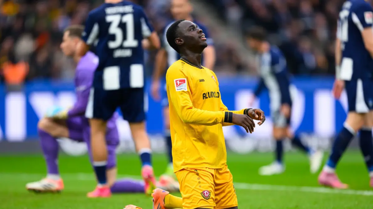 Hertha BSC - SG Dynamo Dresden: 01.11.2025, Berlin: Fußball: 2. Bundesliga, Hertha BSC - SG Dynamo Dresden, 11. Spieltag, Olympiastadion, Kofi Amoako (Dynamo Dresden) reagiert nach einer vergebenen Chance. Foto: Robert Michael/dpa - WICHTIGER HINWEIS: Gemäß den Vorgaben der DFL Deutsche Fußball Liga bzw. des DFB Deutscher Fußball-Bund ist es untersagt, in dem Stadion und/oder vom Spiel angefertigte Fotoaufnahmen in Form von Sequenzbildern und/oder videoähnlichen Fotostrecken zu verwerten bzw. verwerten zu lassen. +++ dpa-Bildfunk +++