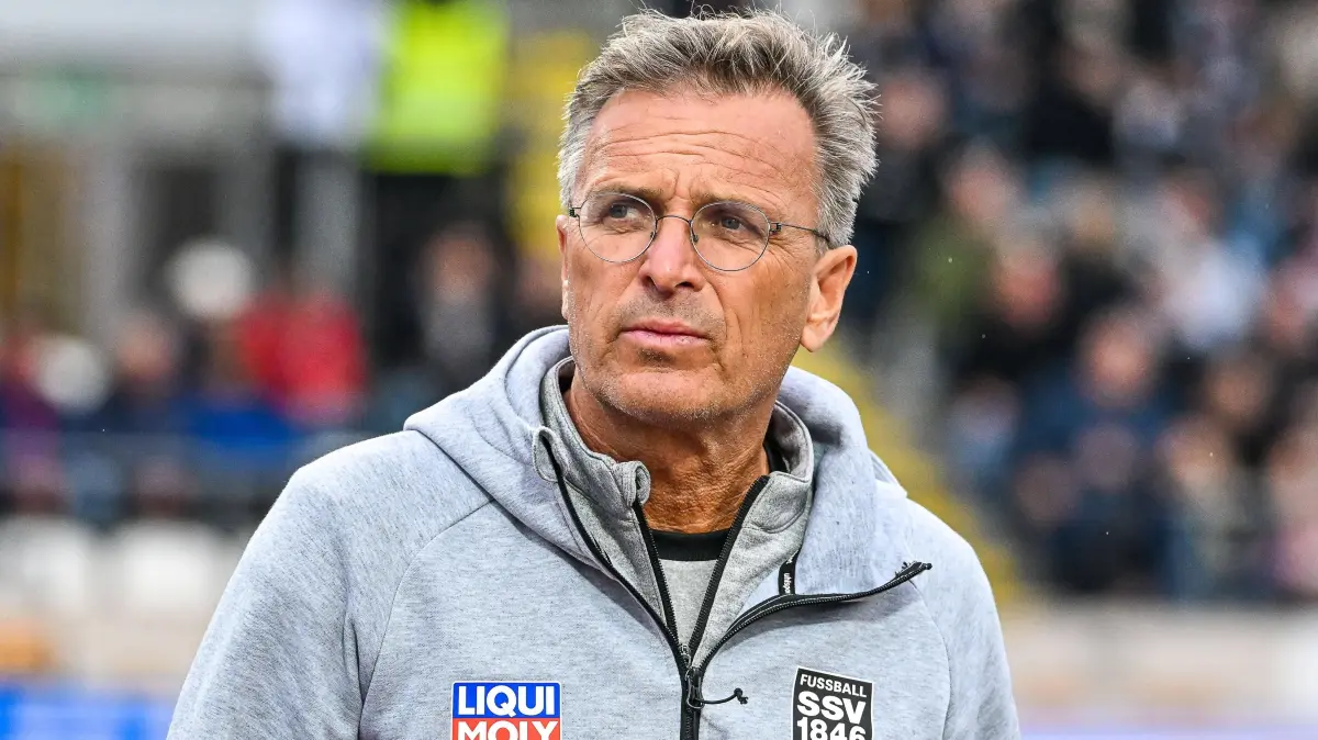 GER, 3. Liga, SSV Ulm 1846 vs VfB Stuttgart II: GER, 3. Liga, SSV Ulm 1846 vs VfB Stuttgart II / 01.11.2025, Donaustadion, Ulm, GER, 3. Liga, SSV Ulm 1846 vs VfB Stuttgart II, im Bild Mannschaftsarzt Dr. Christoph Buck SSV Ulm *** GER, 3 Liga, SSV Ulm 1846 vs VfB Stuttgart II 01 11 2025, Donaustadion, Ulm, GER, 3 Liga, SSV Ulm 1846 vs VfB Stuttgart II, in the picture team doctor Dr Christoph Buck SSV Ulm nordphotoxGmbHx/xHafner nph00200