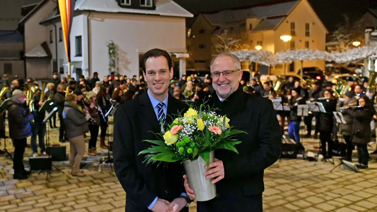 Allmendingen, Bürgermeisterwahl: Amtsinhaber Robert Rewitz gratulierte seinem Nachfolger Florian Teichmann mit Blumen. Die Kapelle des Musikvereins Harmonie spielte für den neuen Bürgermeister
