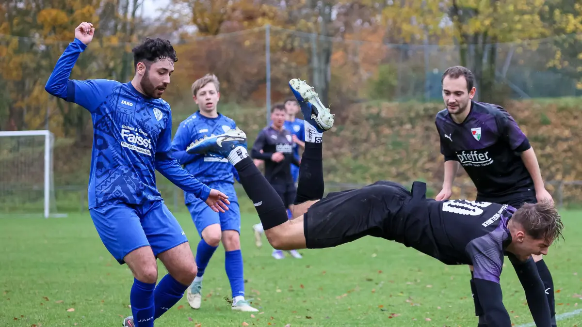 Spektakuläre Flugeinlage: Bruno Ribeiro (links, SV Baiersbronn) kann in dieser Szene seinen Gegenspieler Jannis Noe (SG Felldorf-Bierlingen) nur mit einem Foul stoppen.