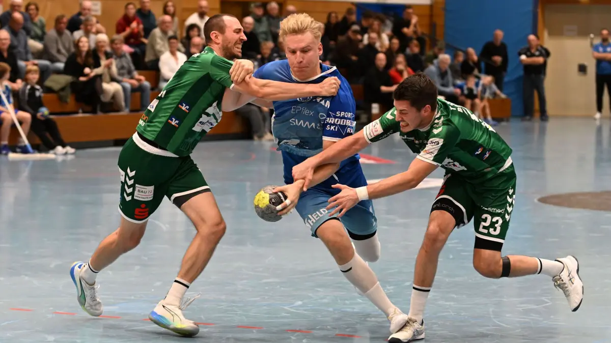 Nach vorne und nach hinten geackert: Felix Stahl (Mitte) und seine Teamkollegen boten starken Gästen aus Baden-Baden die Stirn. Dass es am Ende nur ein Punkt ist, lässt Spieler und Trainer hadern.