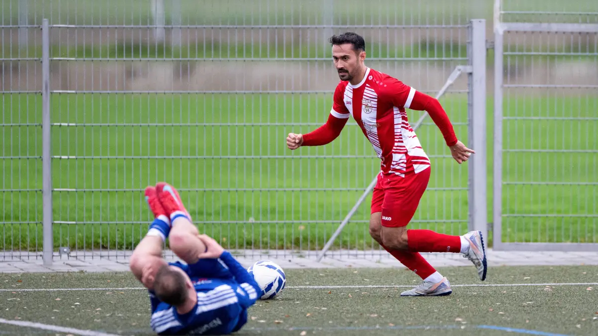 TSV Hirschau vs. SV Zainingen Fussball, Bezirksliga Alb, 12. Spieltag, Saison 2025/2026, 02.11.25 : Daniel Genuardi (TSV Hirschau, #20) am Ball gegen David Goetz (SV Zainingen, #07), am Boden,
TSV Hirschau vs. SV Zainingen Fussball, Bezirksliga Alb, 12. Spieltag, Saison 2025/2026, 02.11.25
Eibner-Pressefoto/Andreas Ulmer
