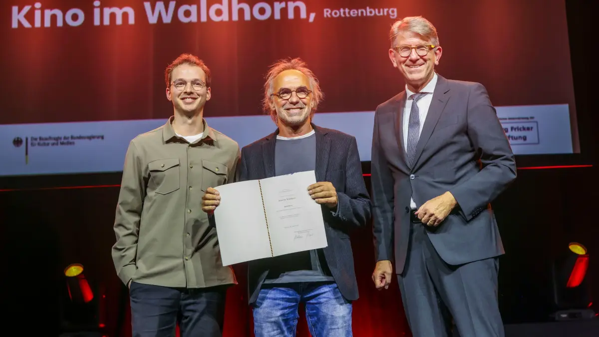 v.l. Max Riebelmann und Elmar Bux (Betreiber Kino im Waldhorn, Rottenburg sowie Staatsminister Wolfram Weimer