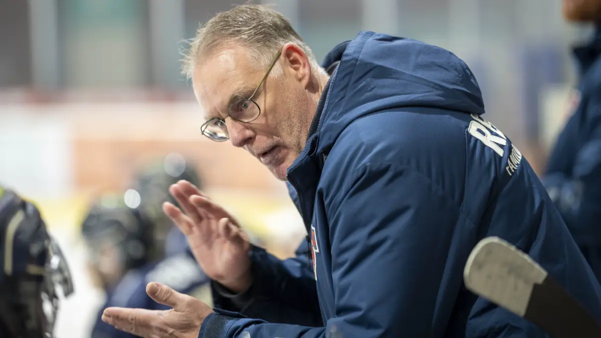 Eishockey, Bayernliga, VfE Ulm/Neu-Ulm Devils gegen Burgau, Trainer Michael Bielefeld