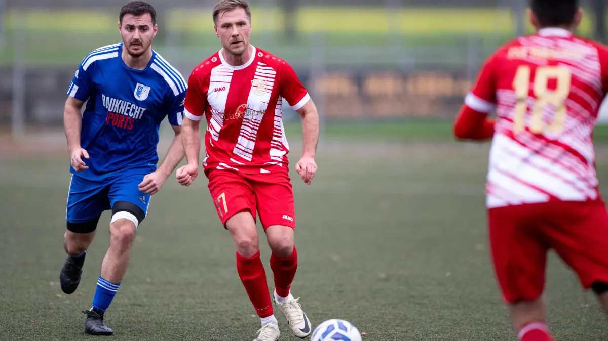TSV Hirschau vs. SV Zainingen Fussball, Bezirksliga Alb, 12. Spieltag, Saison 2025/2026, 02.11.25 : Daniel Knop (TSV Hirschau, #17) am Ball gegen Mathis Kaechele (SV Zainingen, #28)-
TSV Hirschau vs. SV Zainingen Fussball, Bezirksliga Alb, 12. Spieltag, Saison 2025/2026, 02.11.25
Eibner-Pressefoto/Andreas Ulmer