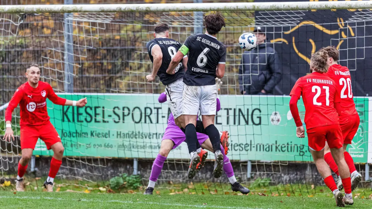 Fussball Landesliga: Fussball Landesliga; SC Geislingen - FV Neuhausen;
Florijan Ahmeti (Geislingen, #8) erzielt mit diesem Kopfball das goldene Tor zum 1:0;
01.11.2025; Stadion Eybacher Tal; Geislingen.
Foto: Thomas Madel