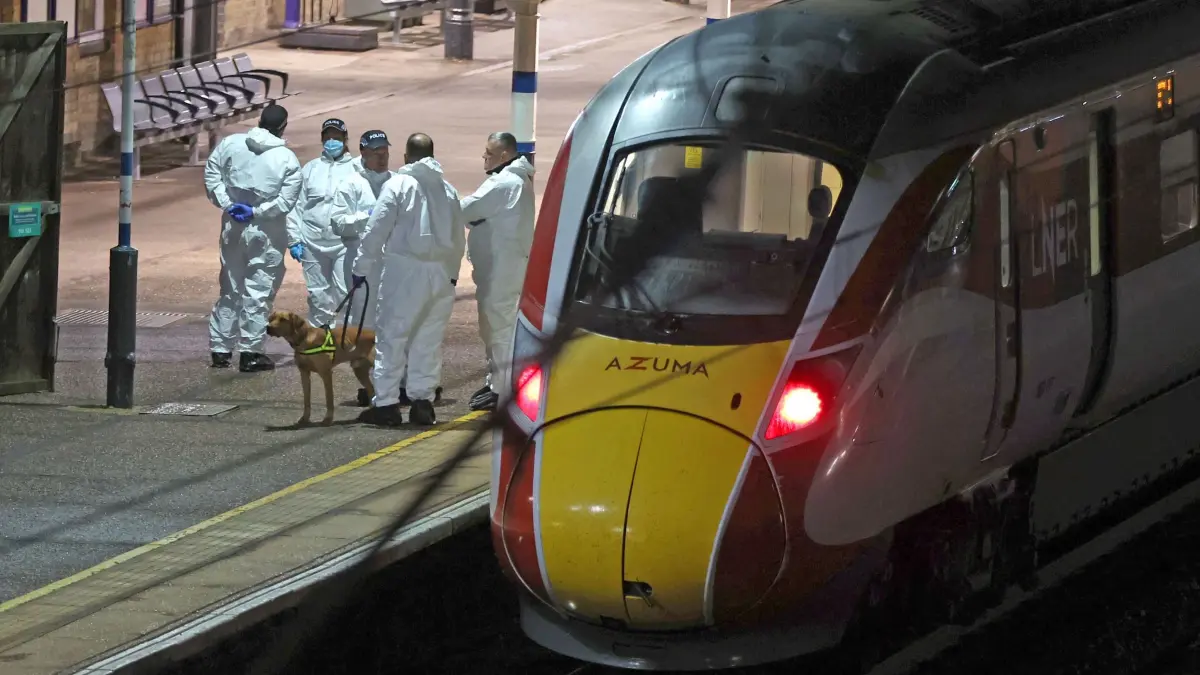 Angriff in Zug in England: 01.11.2025, Großbritannien, Huntingdon: Forensische Ermittler stehen auf dem Bahnsteig des Bahnhofs Huntingdon in Cambridgeshire. Mehrere Menschen solleb bei einem Angriff in einem Zug lebensgefährlich verletzt worden sein. Foto: Chris Radburn/PA Wire/dpa +++ dpa-Bildfunk +++