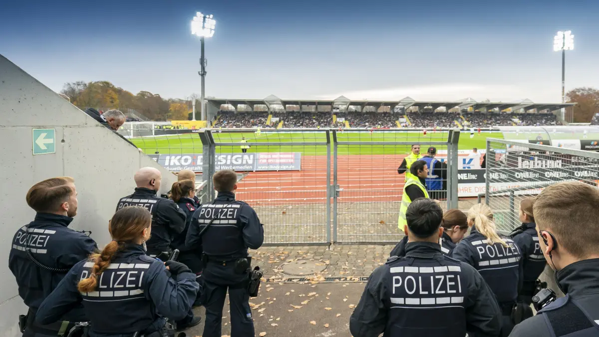 Fußball, SSV Ulm 1846: Die Spatzen nach dem Heimspiel gegen Stuttgart II, Symbol, Polizei im Donaustadion, Sicherheit