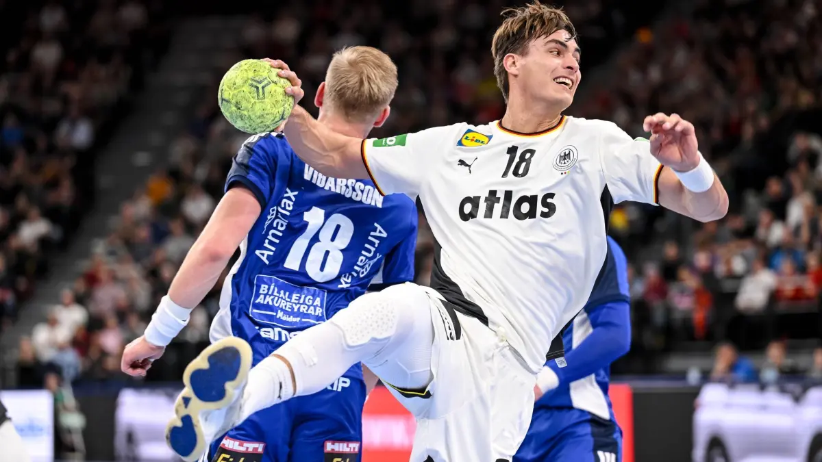 Deutschland - Island: 02.11.2025, Bayern, München: Handball: Länderspiel, Deutschland - Island, SAP Garden. Ellioi Snaer Vidarsson (l, Island) in Aktion gegen Julian Köster (Deutschland). Foto: Harry Langer/dpa +++ dpa-Bildfunk +++