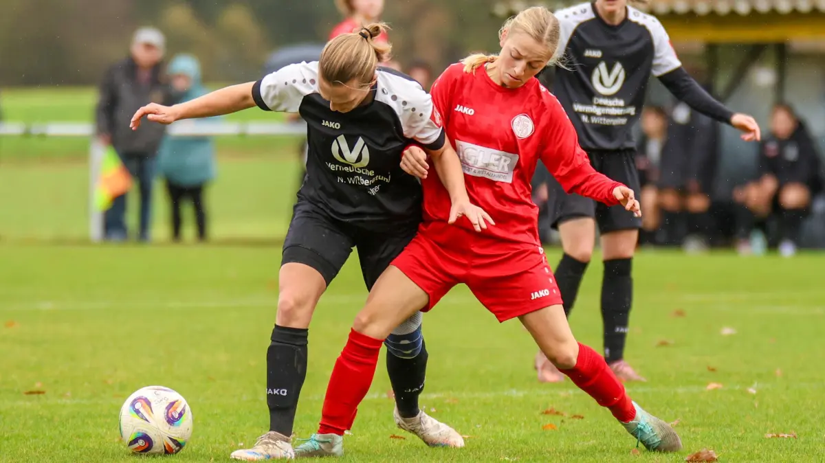 TV Jebenhausen - 1. FC Donzdorf: TV Jebenhausen - 1. FC Donzdorf
Charlotte Funke (7) im Zweikampf mit der Donzdorferin Lisa Groeneveld (20)
