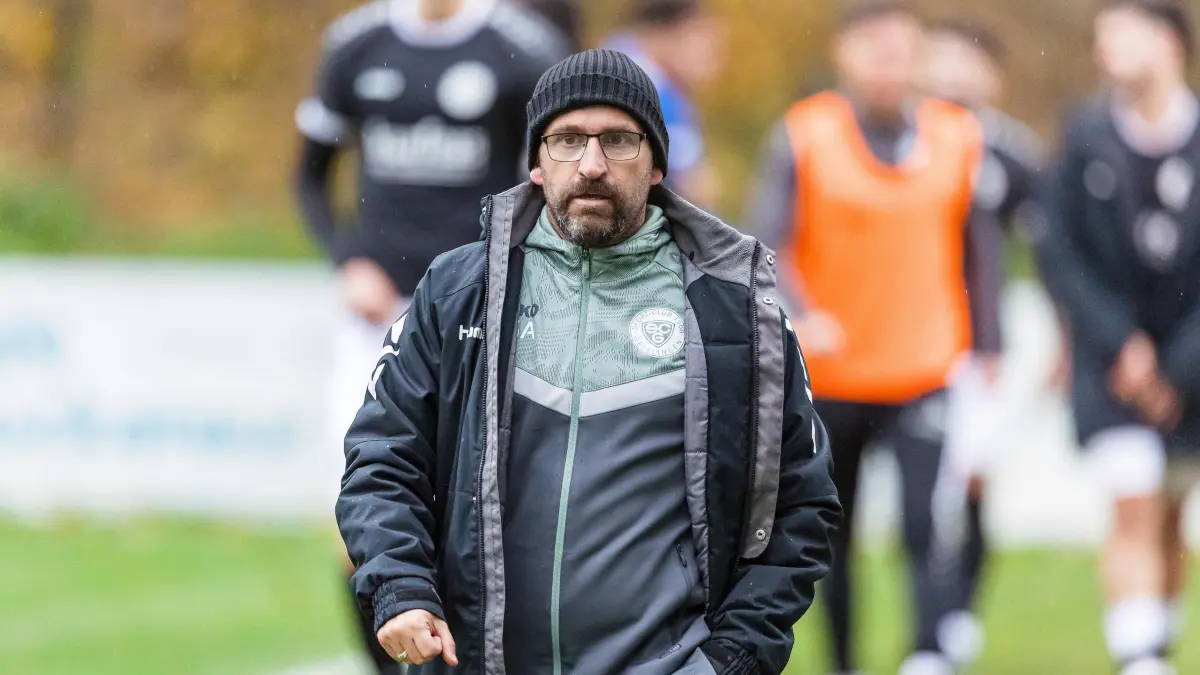Fussball Landesliga: Fussball Landesliga; SC Geislingen - FV Neuhausen;
Trainer Sven Ackermann (SC Geislingen);
01.11.2025; Stadion Eybacher Tal; Geislingen.
Foto: Thomas Madel