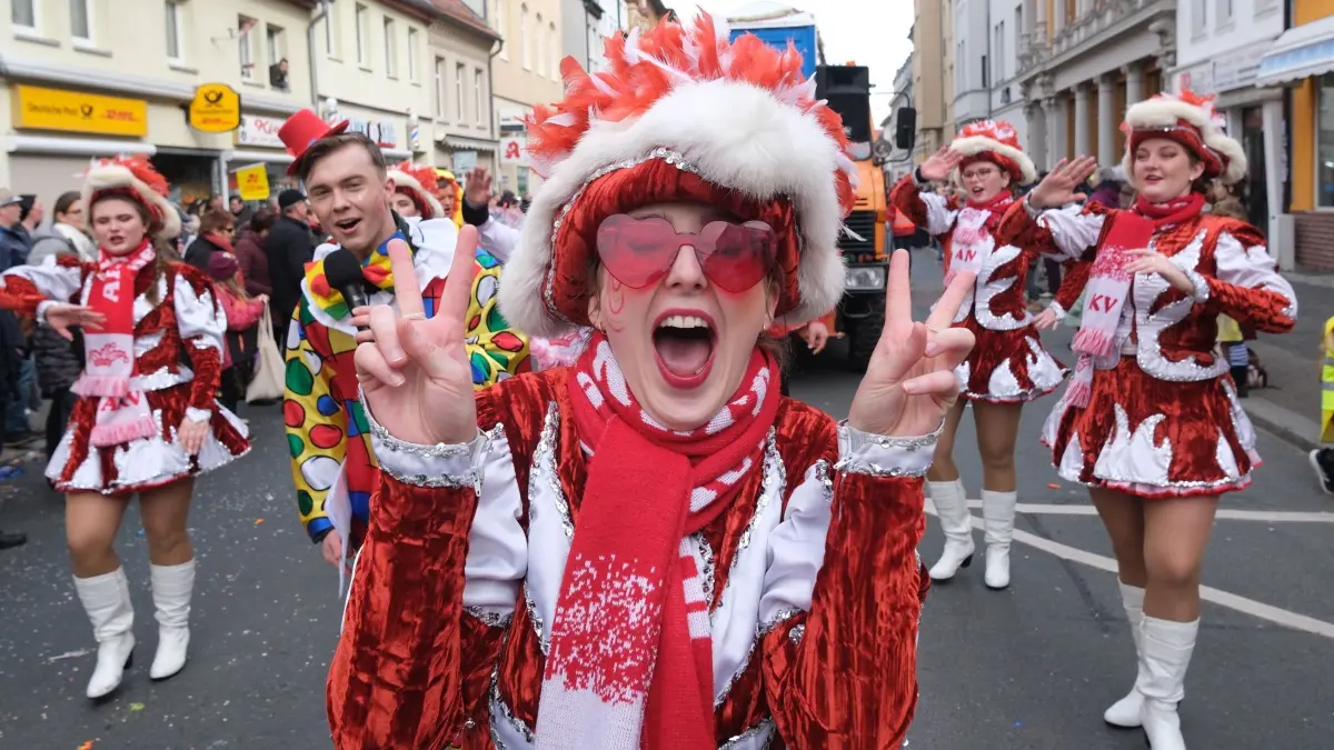 Faschingsumzug Köthen: ARCHIV - 20.02.2023, Sachsen-Anhalt, Köthen: Karnevalistinnen tanzen durch das Stadtzentrum von Köthen. (zu dpa: «Ostdeutscher Karneval soll immaterielles Kulturerbe werden») Foto: Sebastian Willnow/dpa +++ dpa-Bildfunk +++