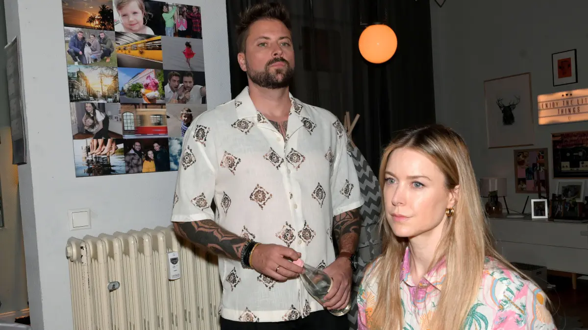 John (Felix von Jascheroff) schmeißt Jessica (Nina Ensmann) raus.