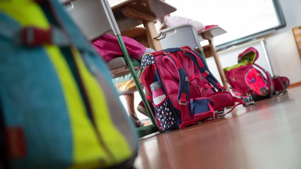 Schulranzen stehen in einem Klassenzimmer: ARCHIV - Auch gegen den erklärten Willen der Kinder sind Eltern verpflichtet, den regelmäßigen Schulbesuch durchzusetzen. (zu dpa: «Wenn Kinder nicht zur Schule wollen: Urteil gegen Eltern») Foto: Sebastian Gollnow/dpa/dpa-mag - Honorarfrei nur für Bezieher des Dienstes dpa-Magazin +++ dpa-Magazin +++