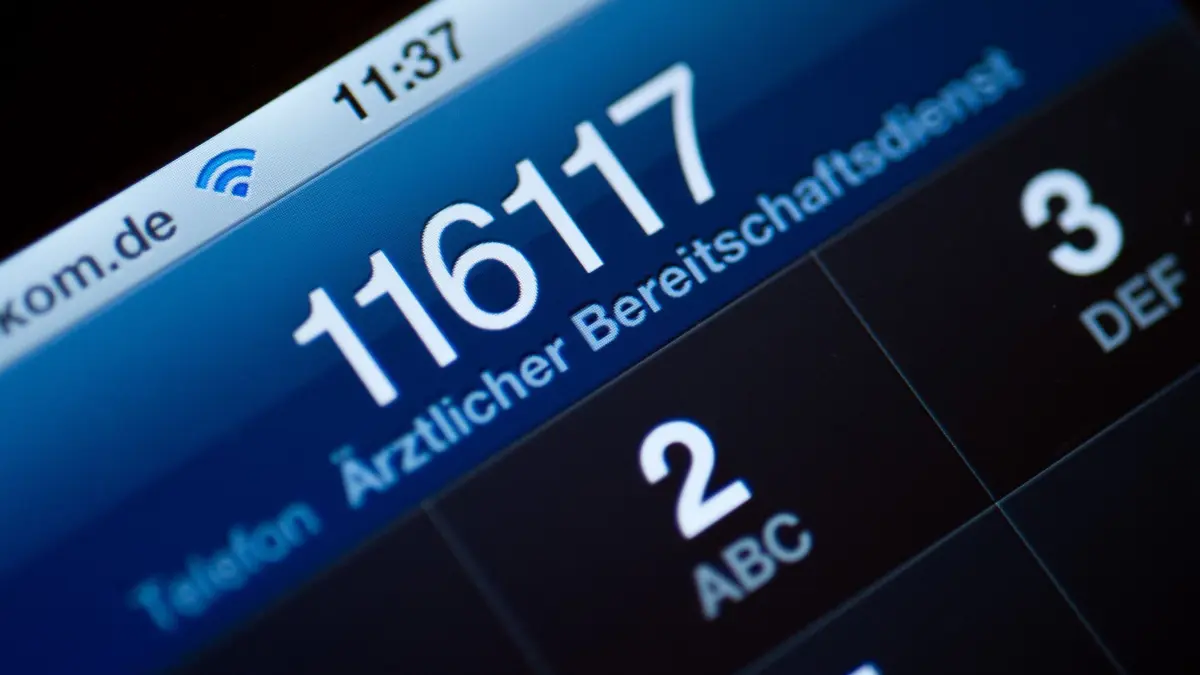 Ärztlicher Bereitschaftsdienst: ILLUSTRATION - 16.04.2012, Brandenburg, Frankfurt (Oder): Die Telefonnummer 116117 des ärztlichen Bereitschaftsdienstes ist auf dem Display eines Smartphones am zu lesen. (zu dpa: «So funktioniert die Videosprechstunde») Foto: Patrick Pleul/dpa-Zentralbild/dpa +++ dpa-Bildfunk +++
