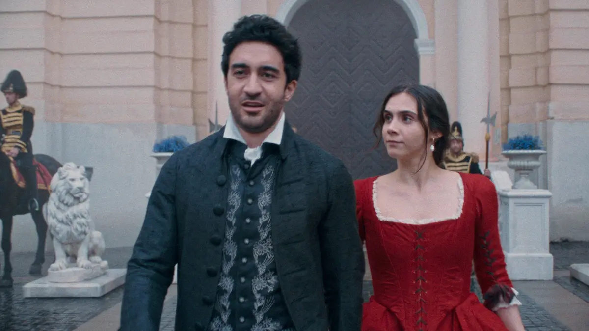 Maria Anna Mozart (Havana Joy) hat sich in Antonio Salieri (Eidin Jalali) verliebt, den größten Konkurrenten ihres Bruders.