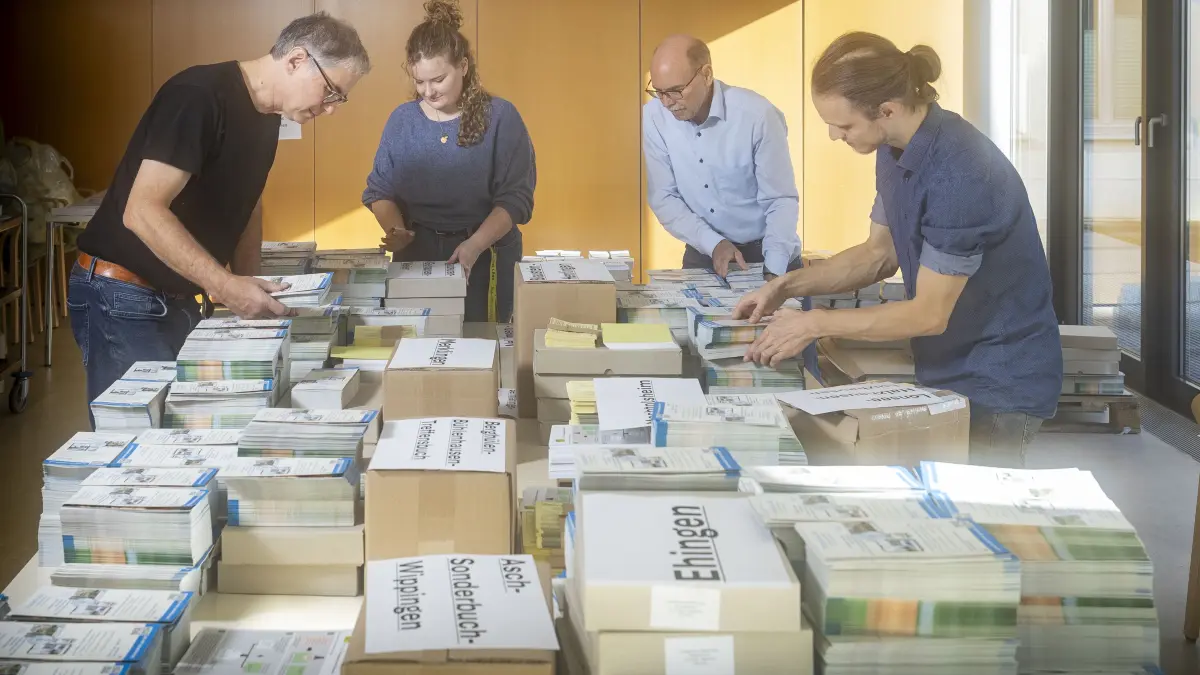 Briefwahlunterlagen für die Kirchenwahl der evangelischen Landeskirche - v.li. Thomas Holm (Schuldekan), Jessica Maier (ehrenamtlich), Thomas Dörr (ehrenamtlich), Gerald Aichinger (Pfarrer)